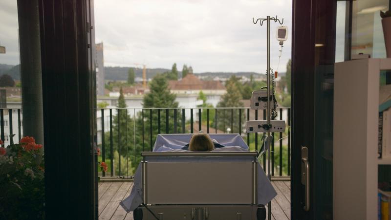 Foto Palliative Care Person im Bett auf Balkon